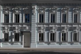 Vista de la fachada remodelada de la embajada suiza en Moscú.