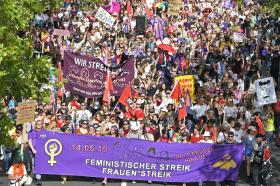 数万，甚至数十万瑞士各地的女性走上街头要求平等的薪酬和待遇。
