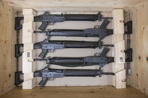 Fusiles de asalto en una caja