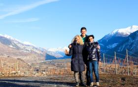 杰宇在瑞士家鄉和家人的合照