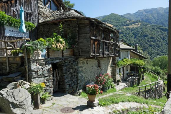 Altes Steinhaus und Aussicht