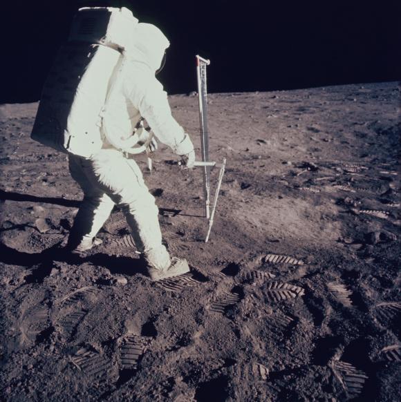 Buzz Aldrin rollt Sonnensegel auf dem Mond aus