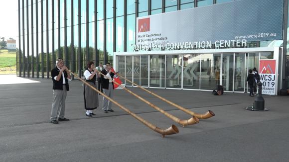 alphorn players outside conference centre