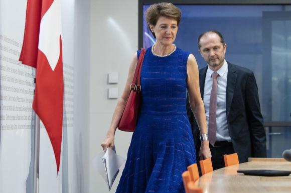 Sommaruga entra nella sala stampa. Bandiera svizzera sulla sinistra dell immagine