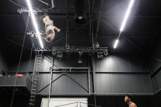 Artiste de cirque en plein saut