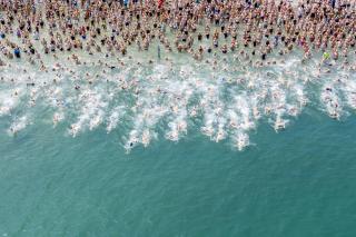 صورة من الجو لعشرات الأشخاص المتجهين للسباحة في نهر