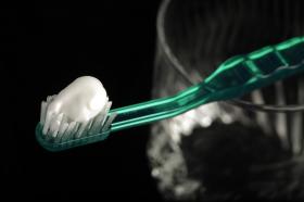 ジュネーブに本部を置く国際標準化機構（ISO）は、歯磨き粉の原材料、試験方法、ラベルやパッケージに関する規格を策定してきた