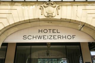Blick auf einen Mauerbogen mit der Aufschrift Hotel Schweizerhof.
