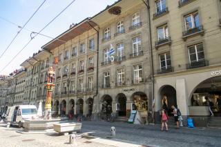 علم سفارة فوق أحد المباني في المدينة العتيقة بالعاصمة السويسرية برن
