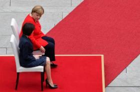 Merkel Otra Vez Sentada Durante Los Himnos Nacionales En Ceremonia Oficial Swi Swissinfo Ch