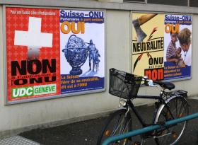 2002年国民投票のキャンペーンポスター。国連加盟反対を呼び掛けるポスター（写真左端と右から2番目）と賛成を呼び掛けるポスター（写真右端と左から2番目）