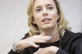 Bild einer blonden Frau, die referiert.