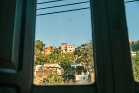 Vista da janela para uma favela