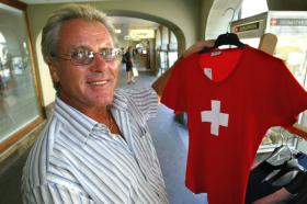 Mann mit T-Shirt mit Schweizerkreuz