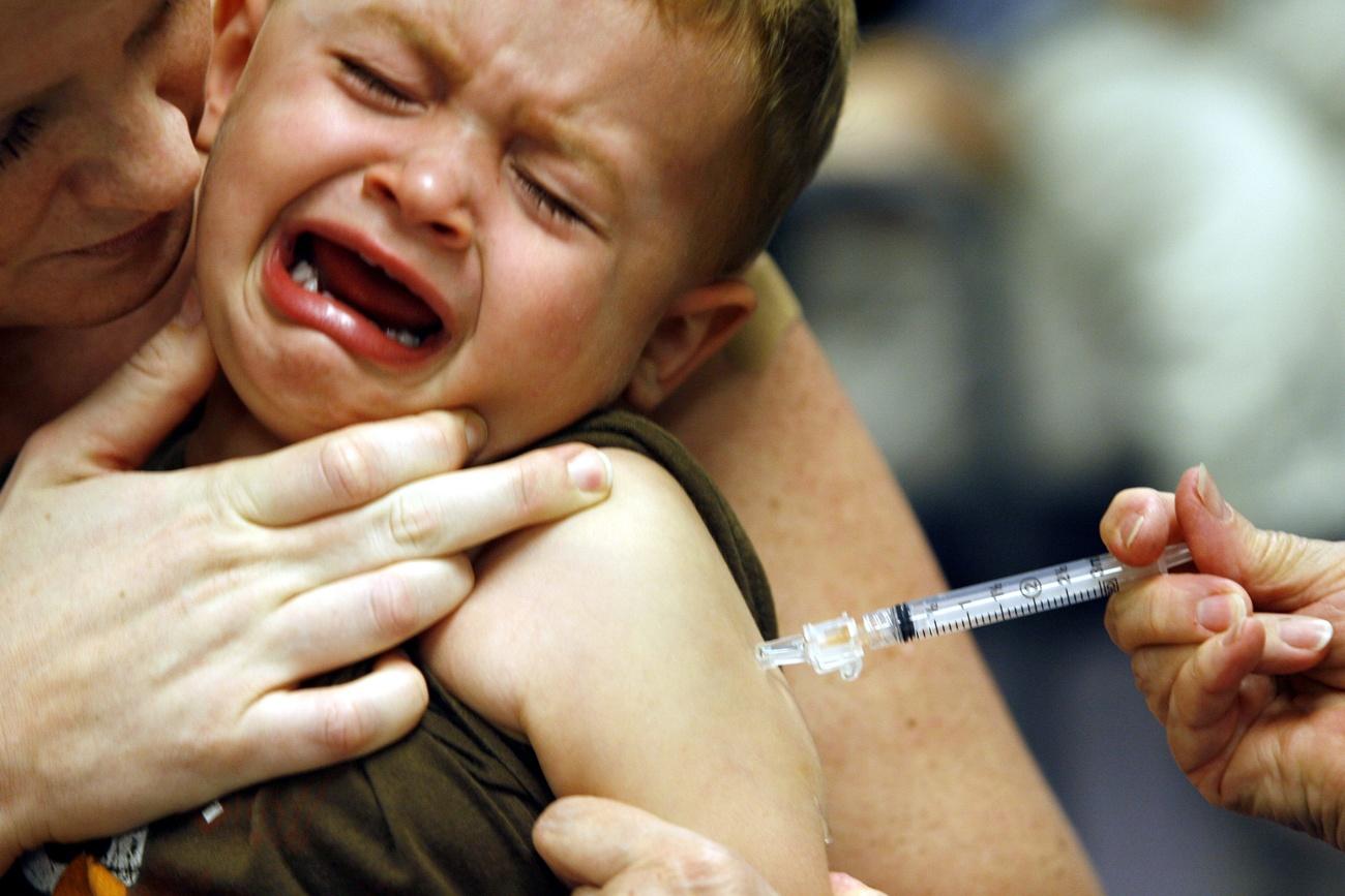 Прививки дети плачут. Вакцинация детей плачет. Прививка детям. Дети боятся уколов.