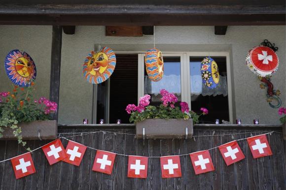 Kleine Schweizerflaggen an einem Balkon