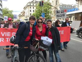 Три женщины на первомайской демонстрации в Женеве