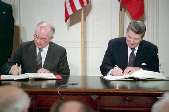 ronald reagan and mikhail Gorbachev
