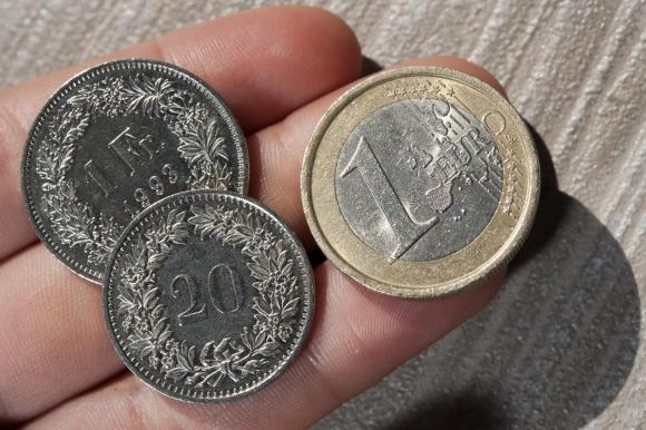 Monedas de francos suizos y euros