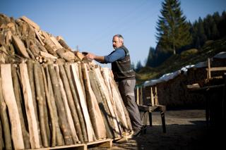 木材を積み上げる男性