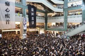 6月初香港掀起民主抗議浪潮，本週初，抗議活動升級，抗議者與鎮暴警察發生衝突，導致大規模交通癱瘓。