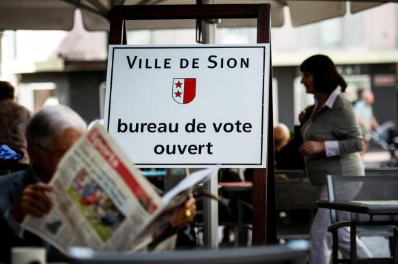 Afiche que indica que la votación está abierta en Sion.