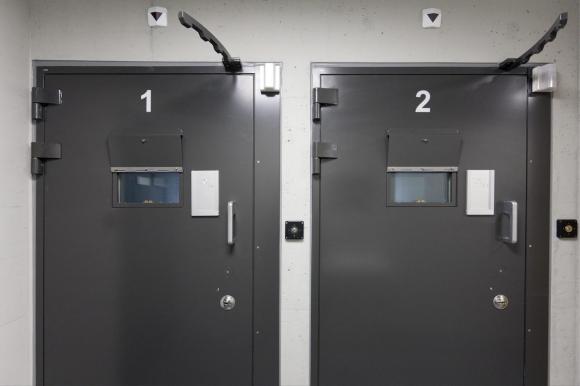 أبواب زنزانتين داخل سجن سويسري