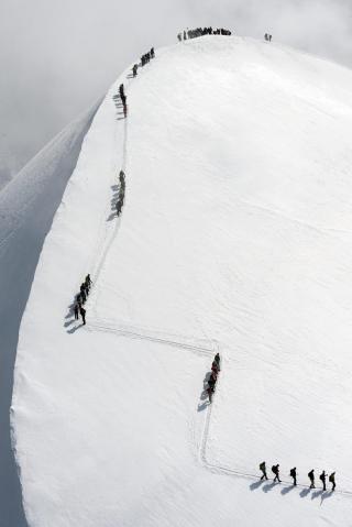 ブライトホルン山頂付近で列をなして歩く登山者