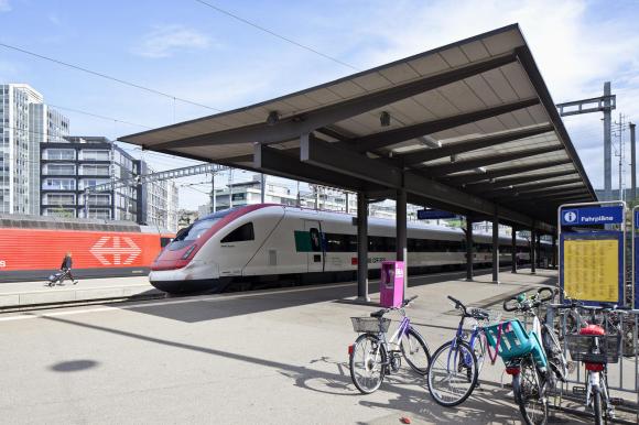 قطار يصل إلى محطة سكك الحديد بمدينة بادن شمال سويسرا