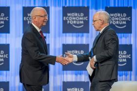 Klaus Schwab y Ueli Maurer se saludan en el Foro de Davos