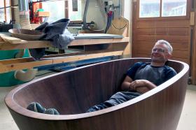 Thomas Löpfe躺在为巴哈马群岛的客户打造的“湖之珠”(Laguna Pearl)款浴缸中，这款浴缸价值1.5万瑞郎。