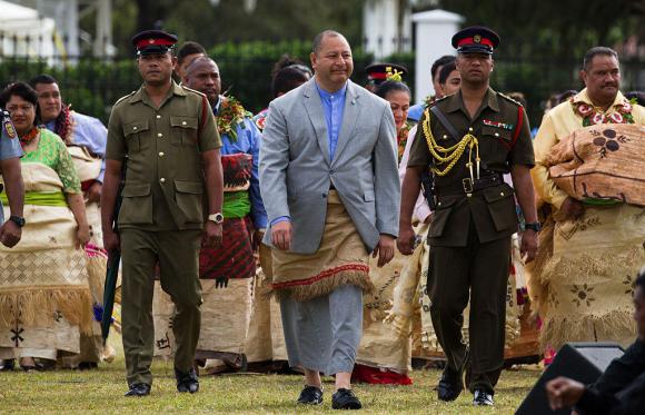 Rei de Tonga acompanhado de dois militares