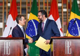 Chanceleres Ernesto Araujo (Brasil) e Ignazio Cassis (Suíça) apertam as mãos