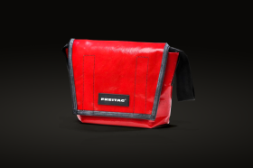 حقيبة حمراء من تصميم علامة فرايتاغ السويسرية
