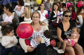 Femmes en train d allaiter leurs bébés