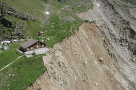 2005年斯蒂雷格(Sieregge，位於伯恩州)的一間阿爾卑斯山區小屋。由於冰川對冰磧的壓力減弱，地面變得不穩定。