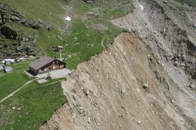 rifugio sul bordo di un parete franata