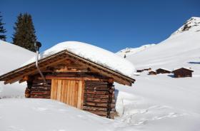 Cabaña cubierta de nieve