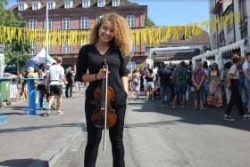 Mulher segurando violino
