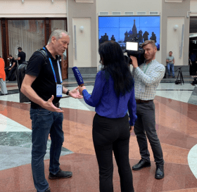 Bruno Kaufmanndando entrevista à rede estatal de televisão russa
