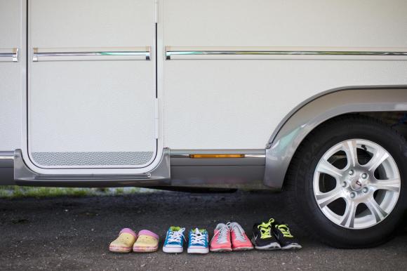 Une caravane avec des chaussures devant
