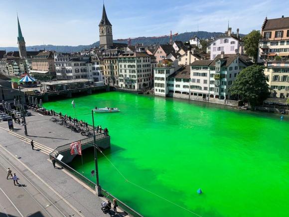 Around 30 demonstrators floated down the bright green river between the Münster and Rathaus bridges on Tuesday in protest. 