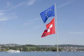 Las banderas de Suiza y la Unión Europea ondean en lago