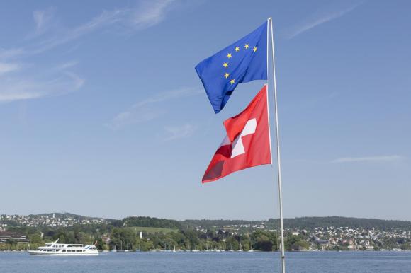 Europa- und Schweizerfahne