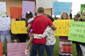 Familia de espaldas y de frente, frupo de apoyo