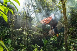 ジャングルに建てた自分の小屋の中にいるテペケト・アガンさん。「森林伐採者に対し不安がある」