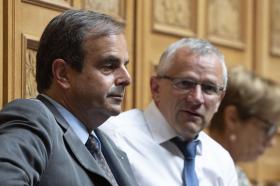 Deux hommes discutent