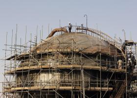 مهندسون سعوديون يقومون باصلاح منشأة لمعالجة النفط