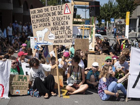 Jugendliche demonstrieren für besseren Klimaschutz