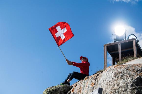 一名手举瑞士国旗的男孩